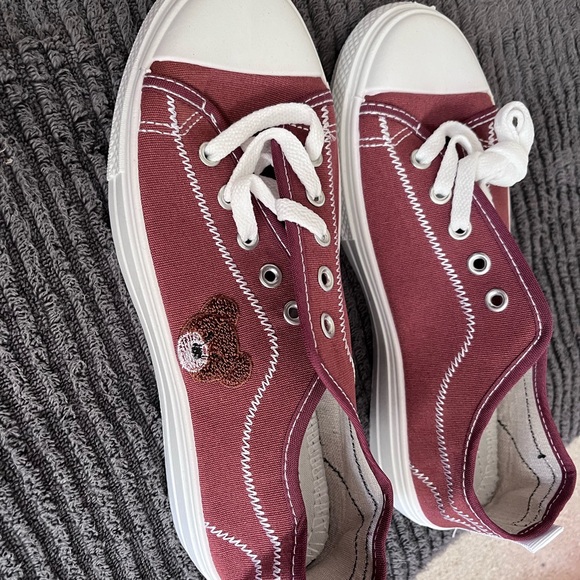 Super cute bear shoes. Women’s 8.5 - Picture 2 of 3